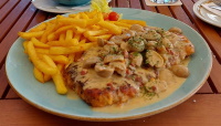 Jägerschnitzel mit Pommes frites